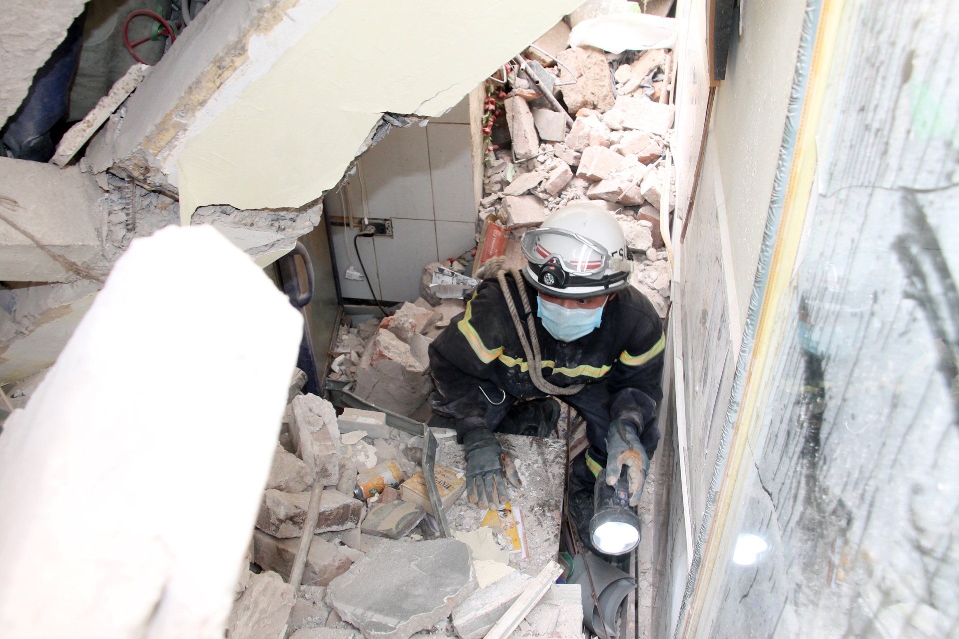 cuu ho nha sap o Cua Bac anh 9