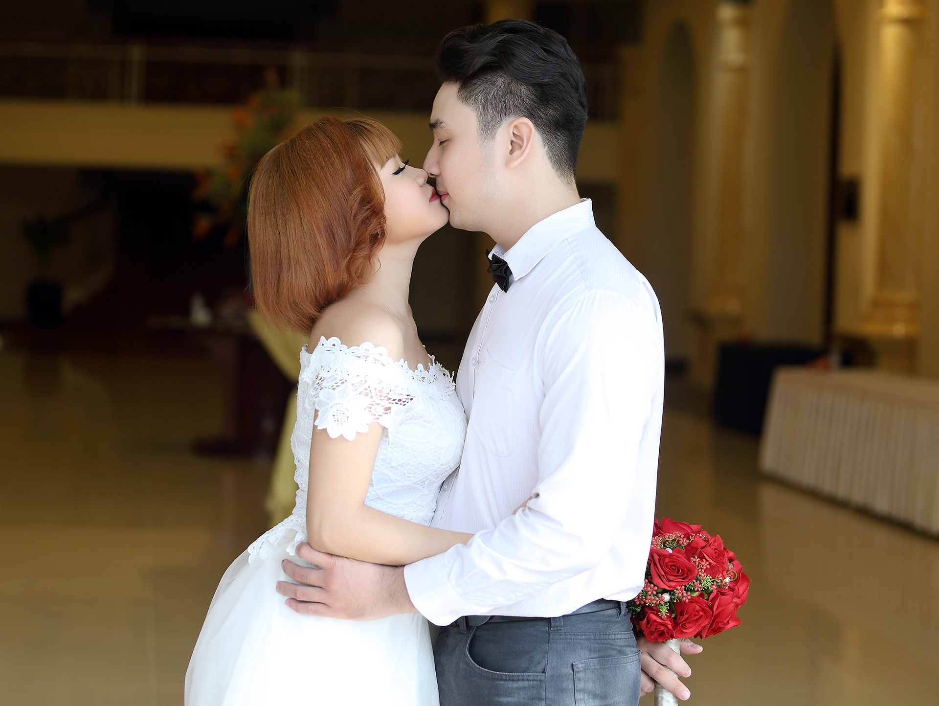 Hang chuc cap uyen uong chup anh cuoi tap the o Sai Gon hinh anh