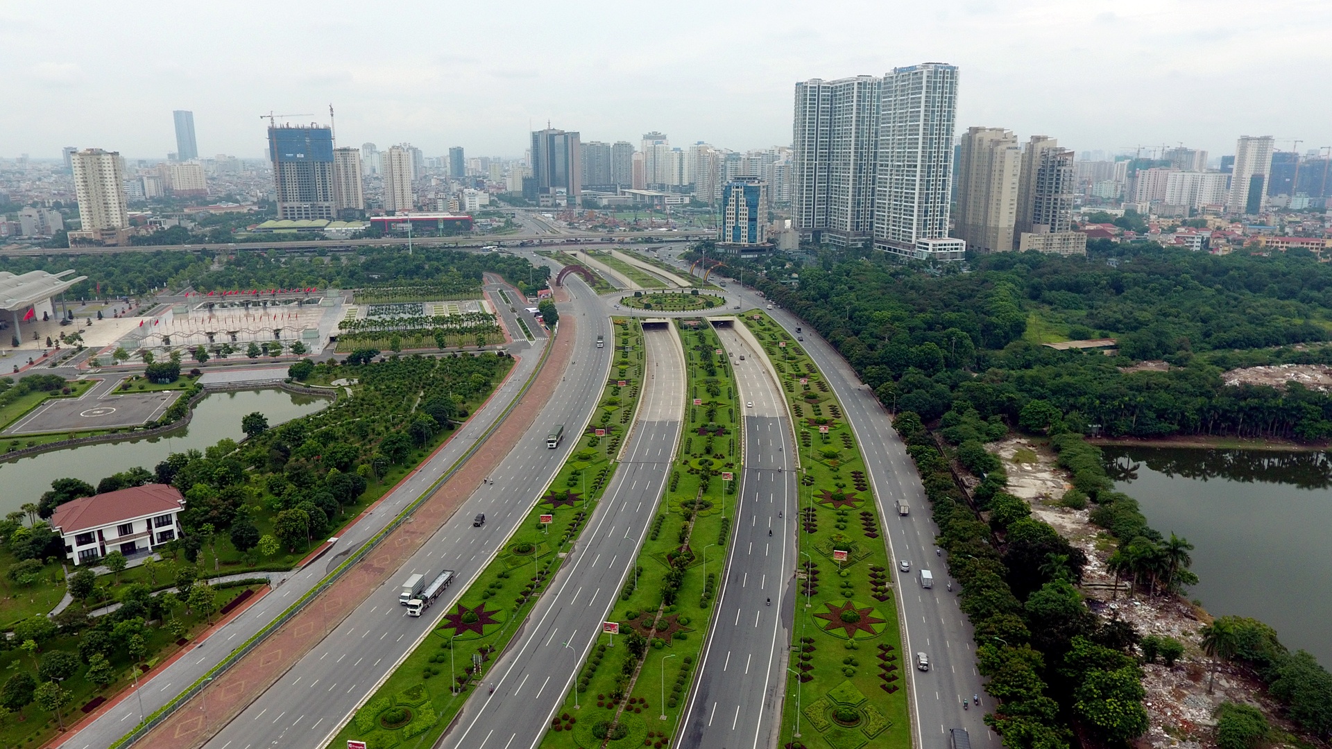 Co dai um tum suot 24 km Dai lo Thang Long hinh anh