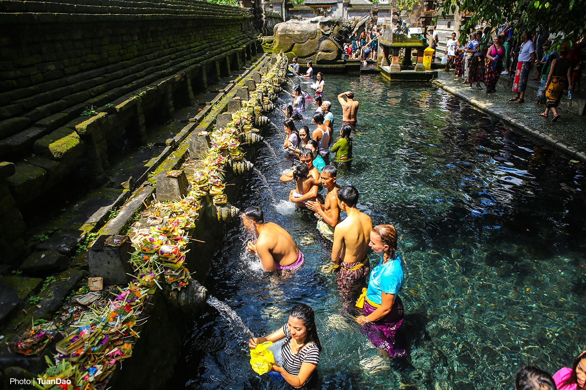 Tam nuoc thanh o den thieng tren dao Bali hinh anh