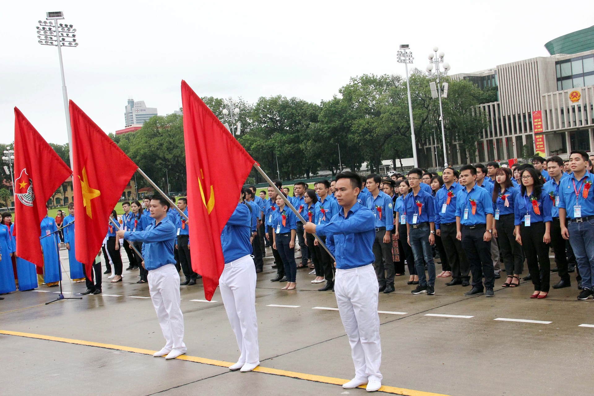 Chu tich Quoc hoi gap go thanh nien Viet Nam anh 1