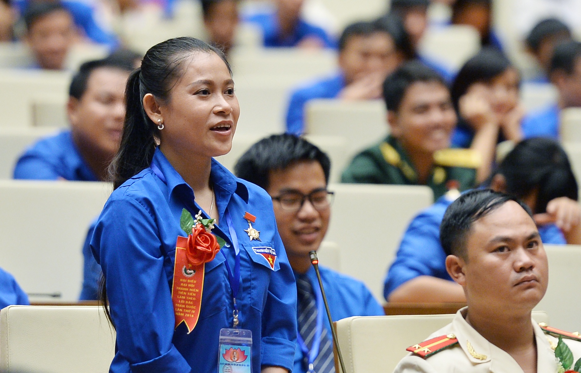 Dai bieu thanh nien hat tang Chu tich Quoc hoi hinh anh