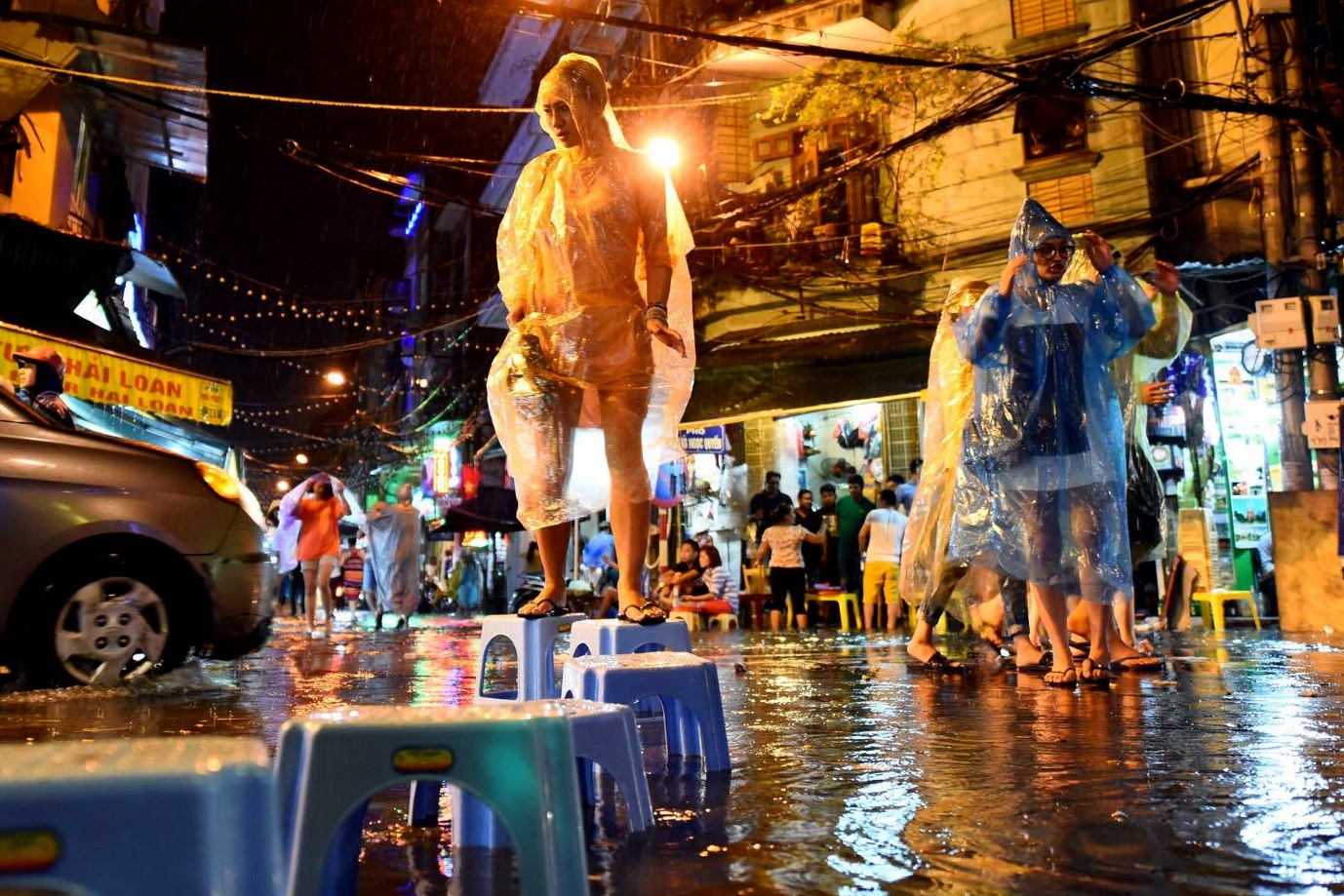 Tran mua pha hong dem khai mac pho di bo Ha Noi hinh anh