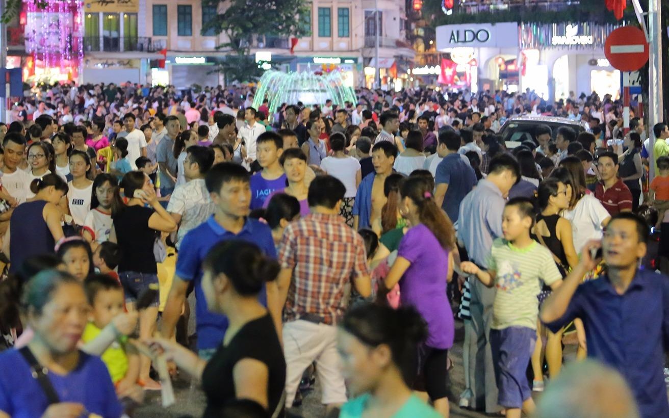 Pho di bo ho Guom ken dac nguoi nhu choi Tet hinh anh