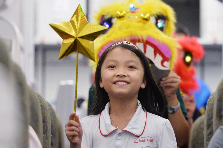 Nha vo dich the gioi co vua 8 tuoi don trung thu tren khong hinh anh