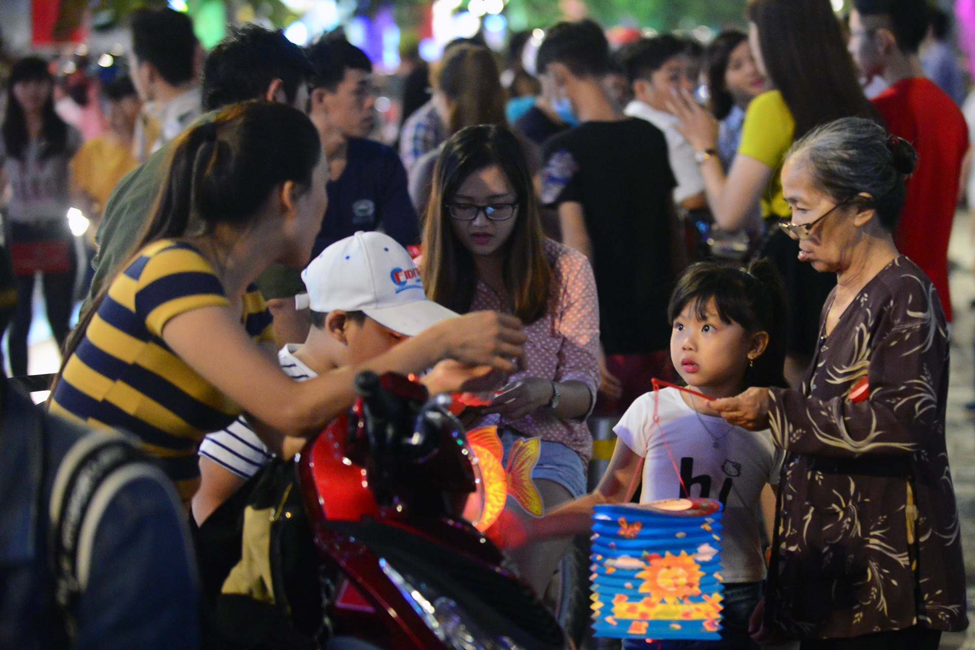 người dân ra đường đón Trung thu ảnh 16 nguoi dan ra duong don Trung thu anh 16