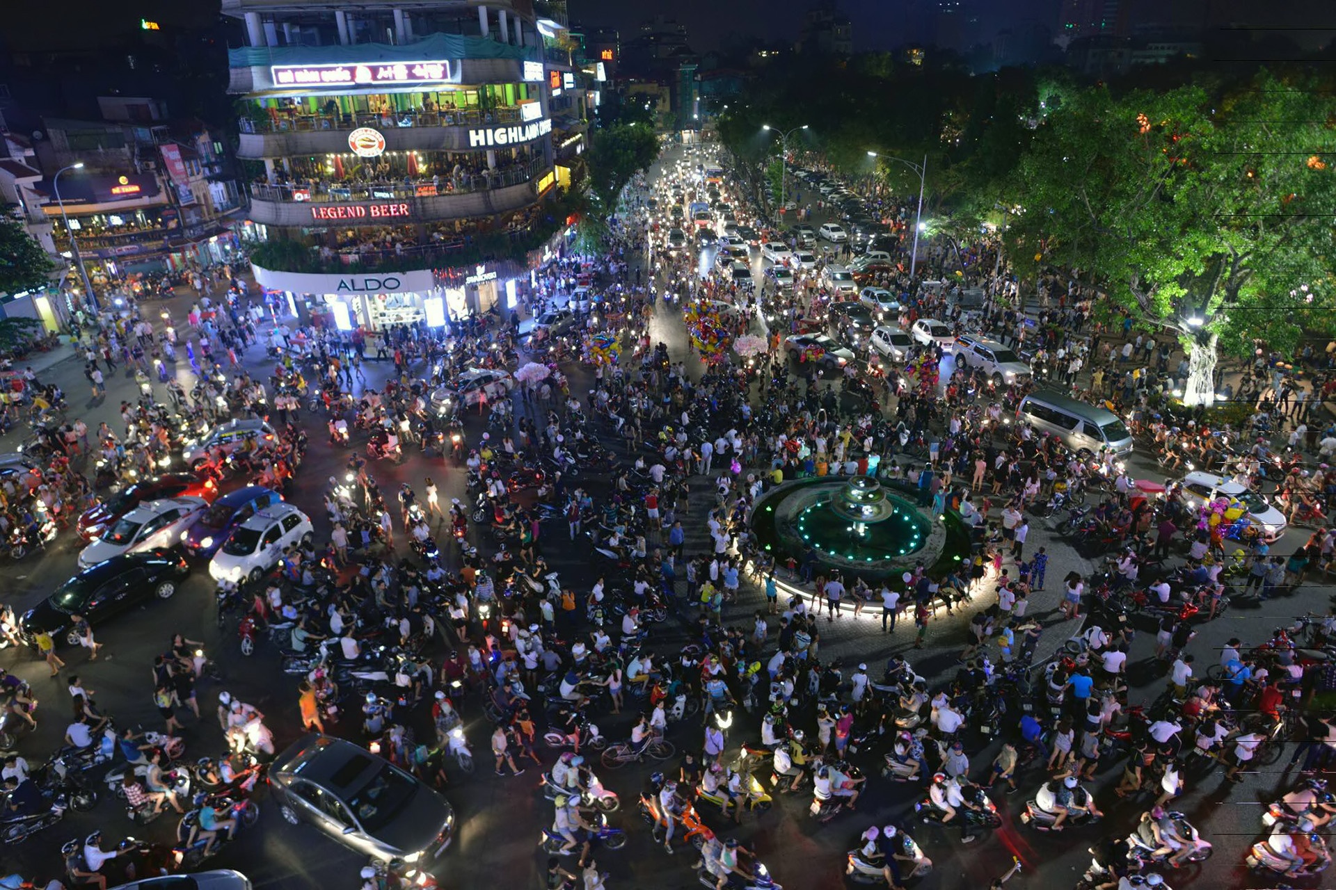 người dân ra đường đón Trung thu ảnh 4 nguoi dan ra duong don Trung thu anh 4
