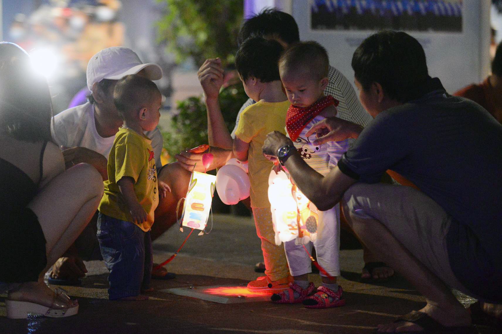 người dân ra đường đón Trung thu ảnh 19 nguoi dan ra duong don Trung thu anh 19