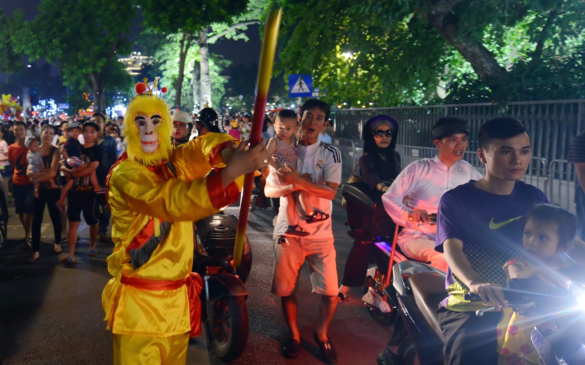 người dân ra đường đón Trung thu ảnh 13 nguoi dan ra duong don Trung thu anh 13