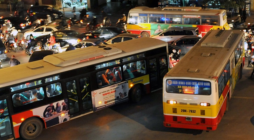 Di tim thu pham gay un tac giao thong o Ha Noi hinh anh