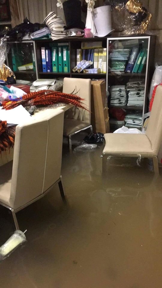 biet thu cua Dam Vinh Hung bi ngap nuoc sau mua anh 7