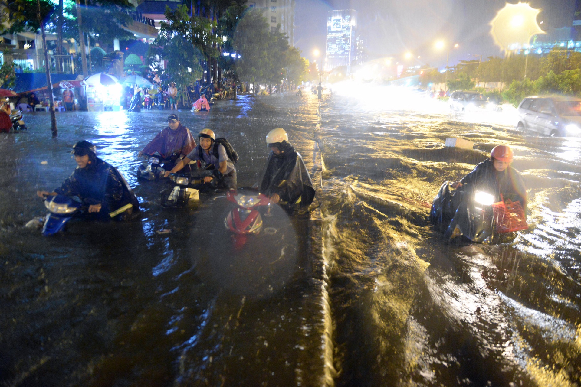 Ngap vi Sai Gon mua lon anh 1