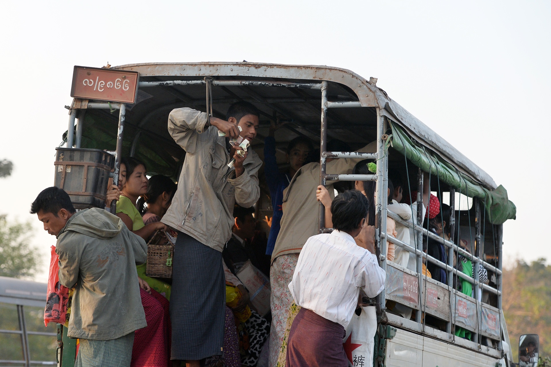 phuong tien van tai cong cong o Dong Nam A anh 19