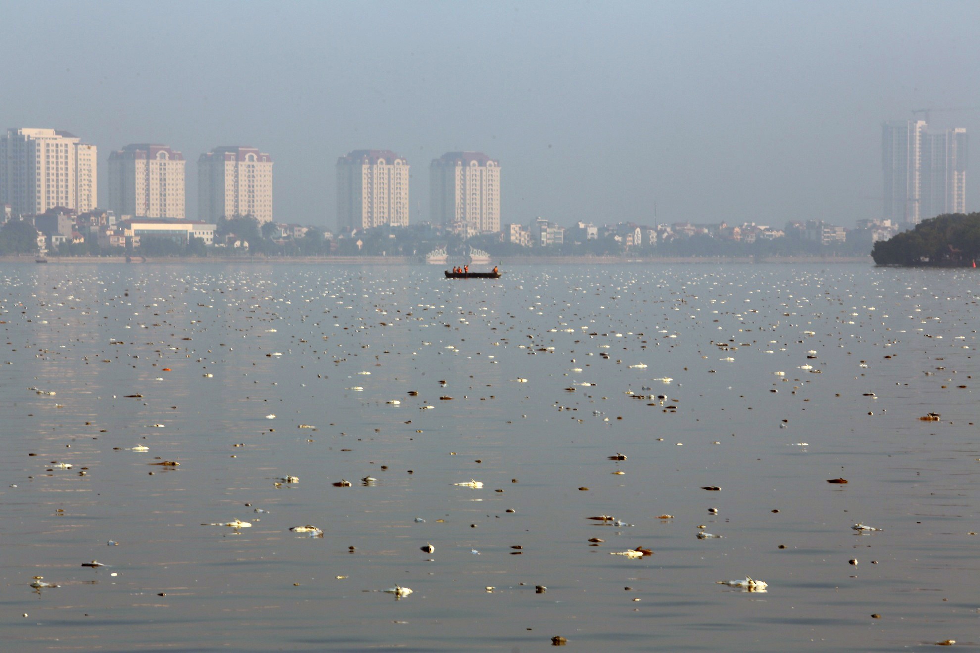 ca chet tren ho Tay Ha Noi anh 2