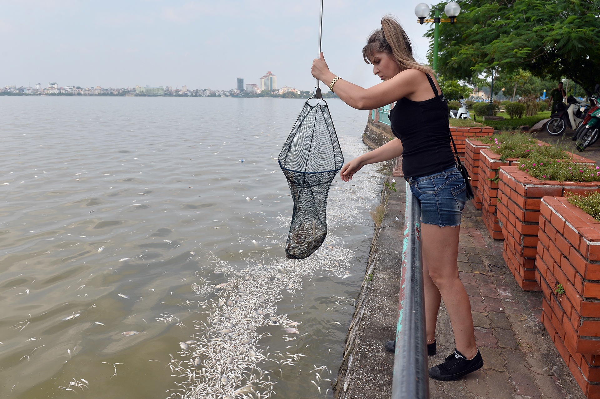 ca chet tren ho Tay Ha Noi anh 6