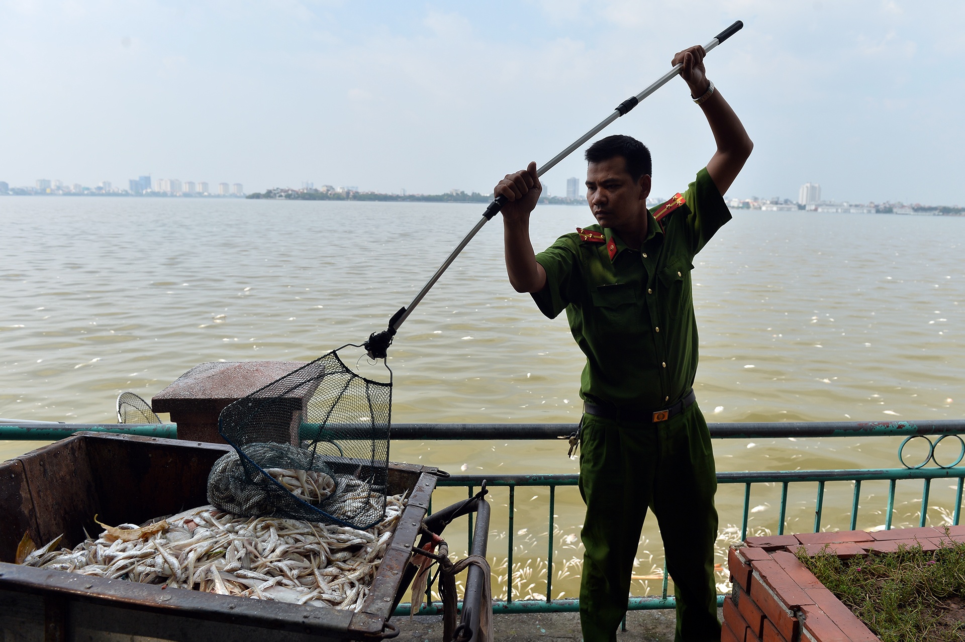 ca chet tren ho Tay Ha Noi anh 7