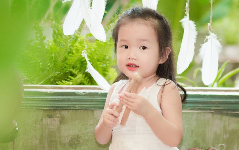 Be Mina 3 tuoi doi dap tieng Anh voi me hinh anh