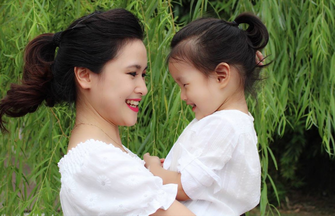 Em be 3 tuoi doi dap tieng Anh thanh thao hinh anh