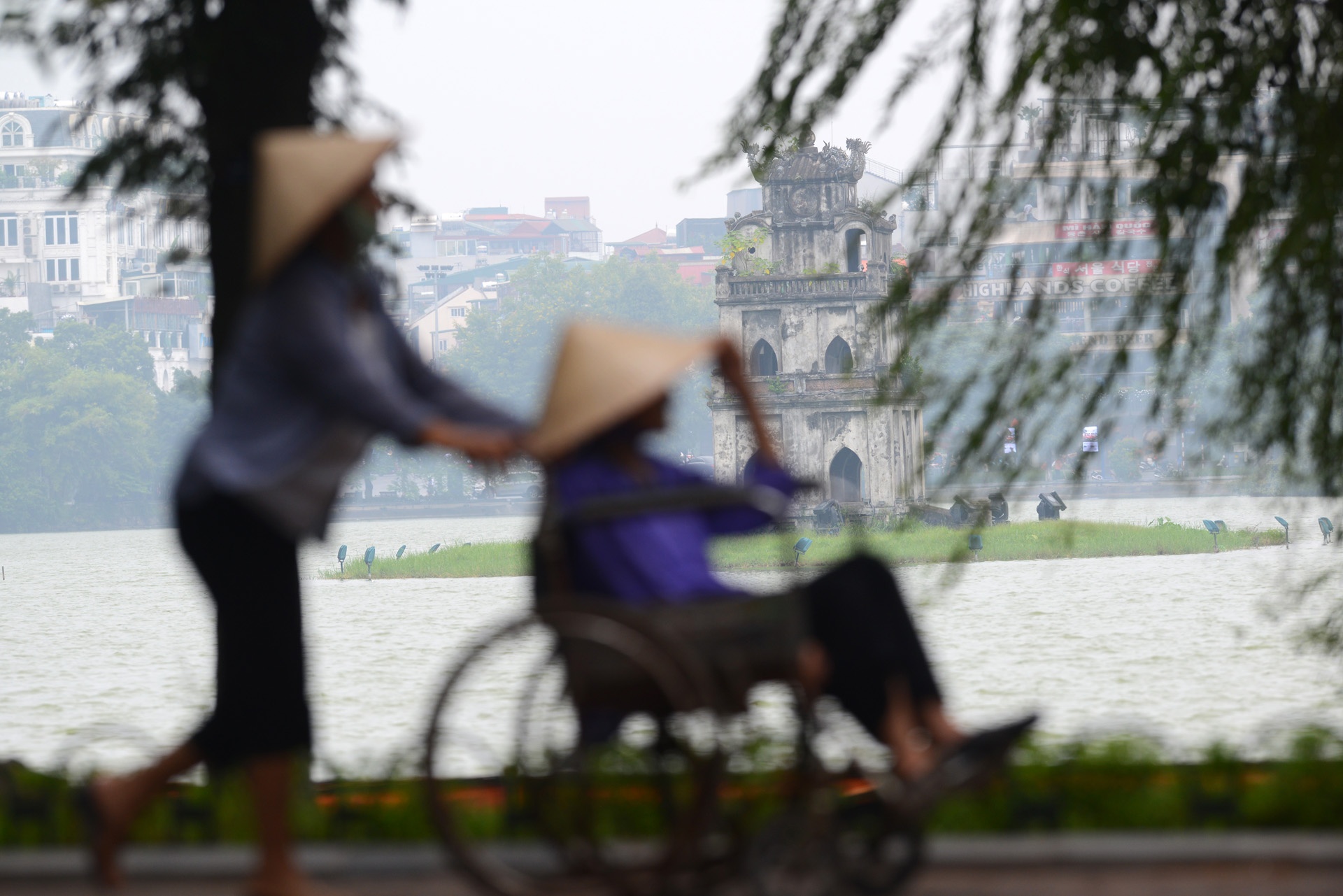 Hà Nội trở lạnh trong gió đầu mùa ảnh 1 Ha Noi tro lanh trong gio dau mua anh 1