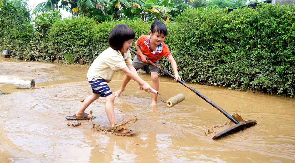 Bi bom don dep sau ba ngay leo noc nha hinh anh