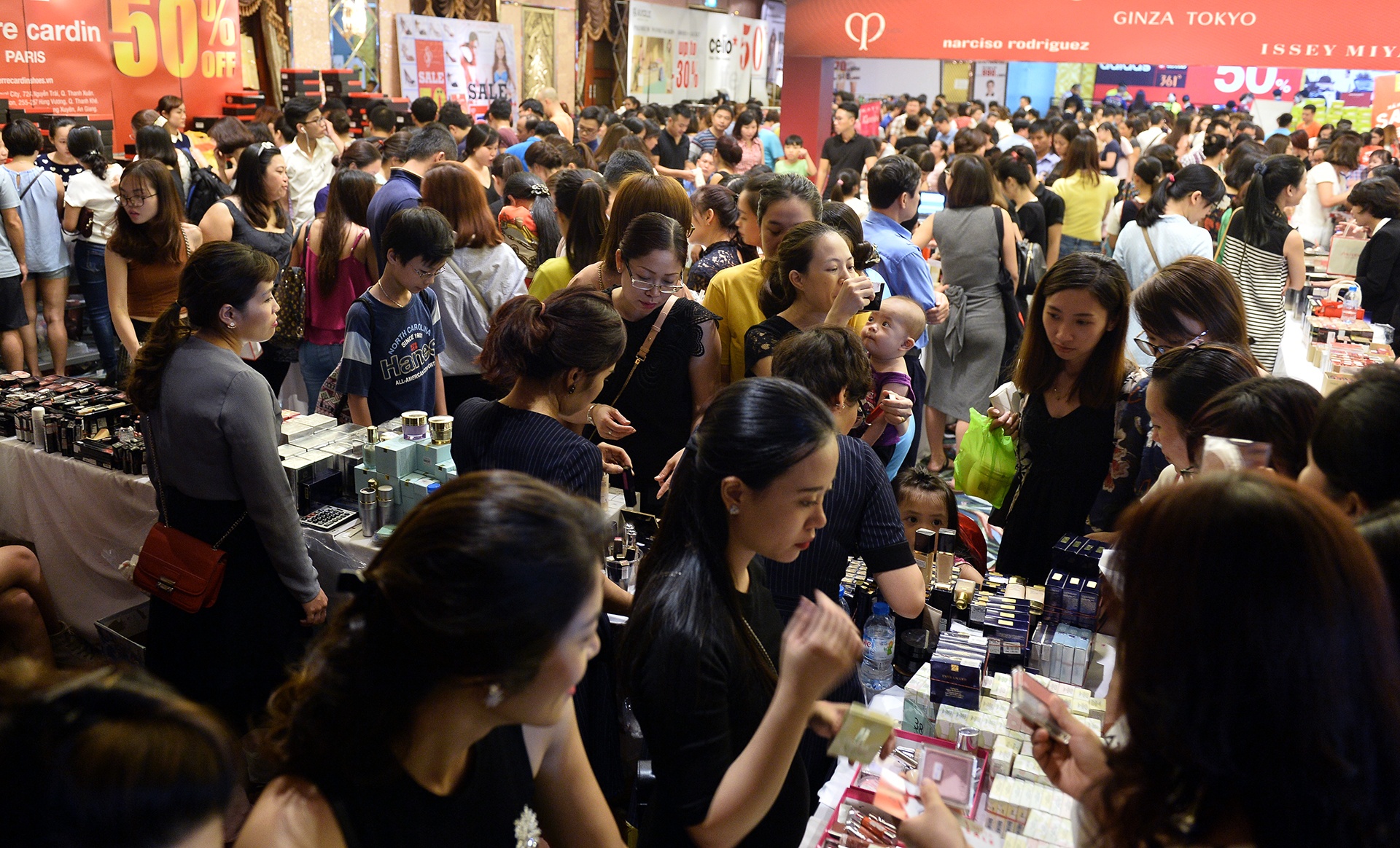 ngay hoi sieu giam gia sale off o Ha Noi anh 1