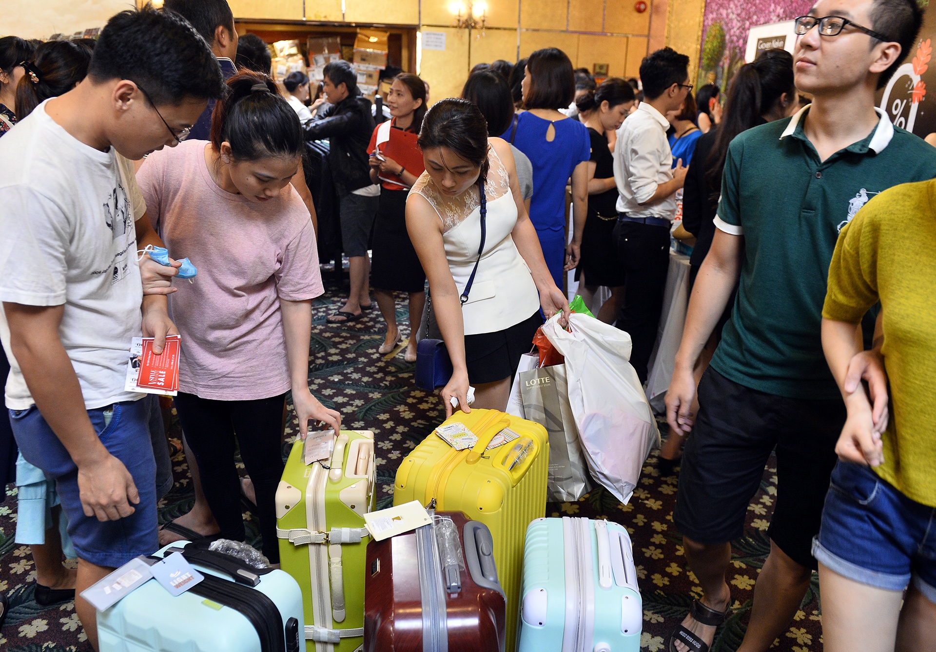 ngay hoi sieu giam gia sale off o Ha Noi anh 9