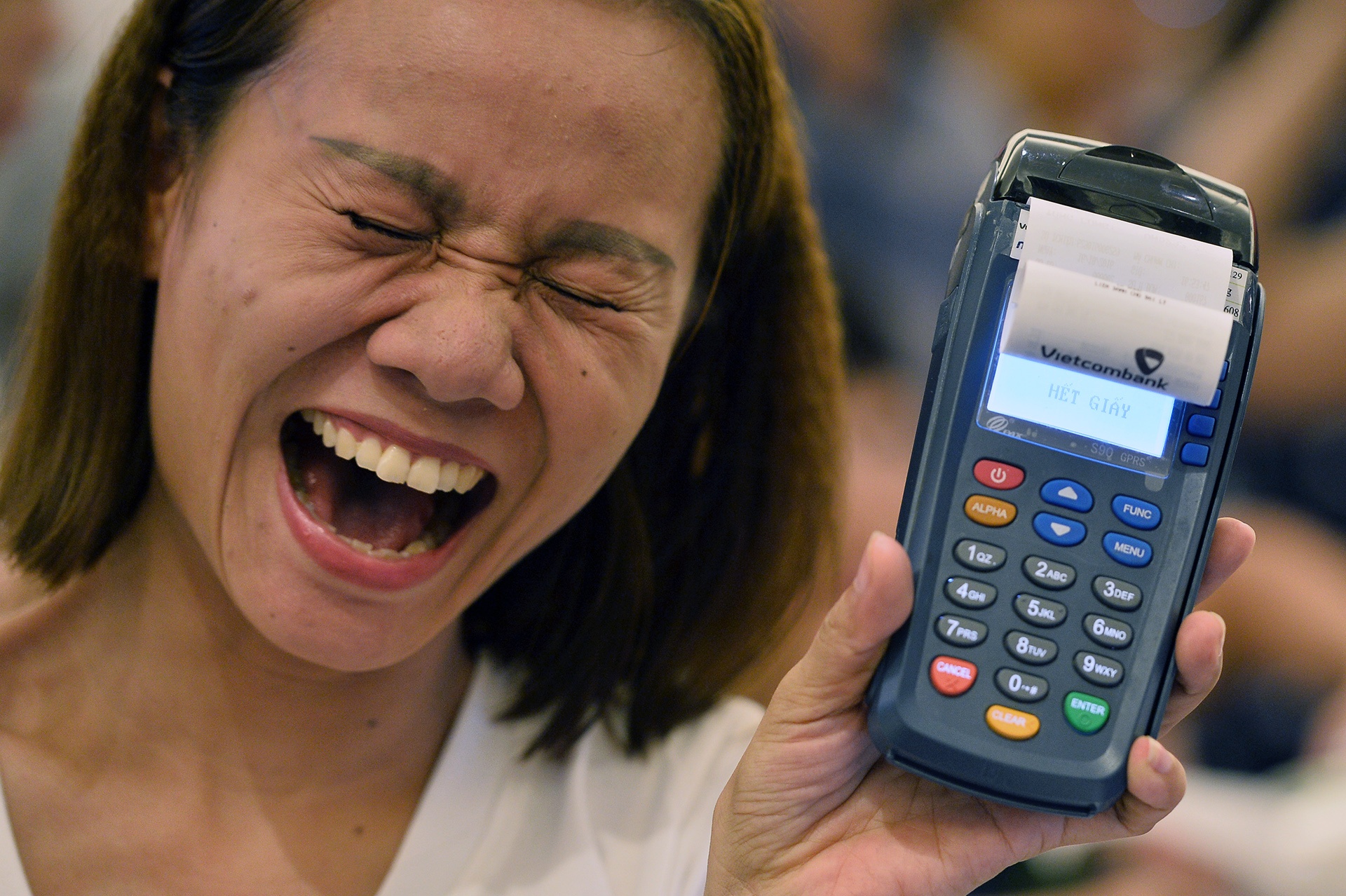 Un un mua sam trong ngay hoi sieu giam gia hinh anh