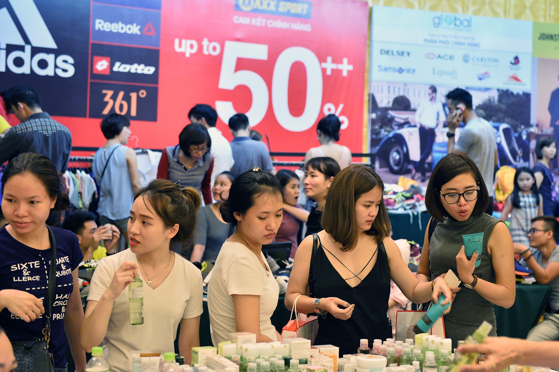 ngay hoi sieu giam gia sale off o Ha Noi anh 3