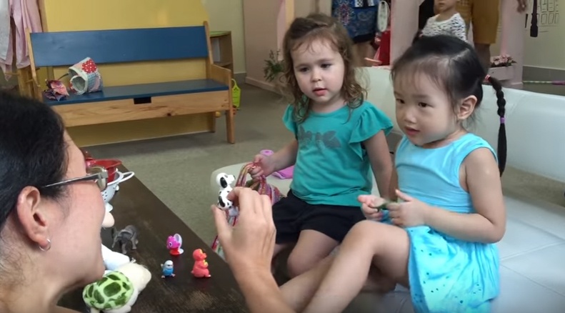 Be 3 tuoi doi dap tieng Anh voi nguoi nuoc ngoai hinh anh