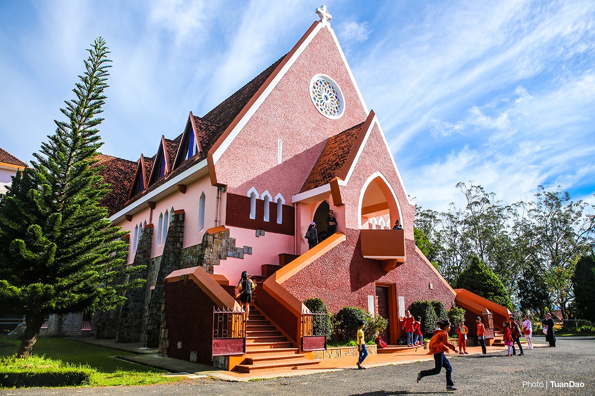 Hai nha tho noi tieng nhat Da Lat hinh anh