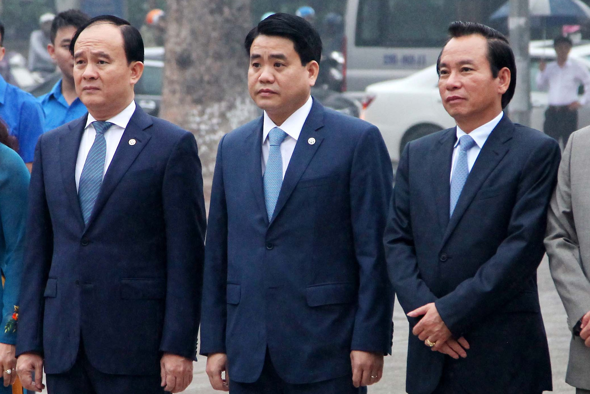 Ong Nguyen Duc Chung dat vong hoa tuong niem V.l Lenin hinh anh