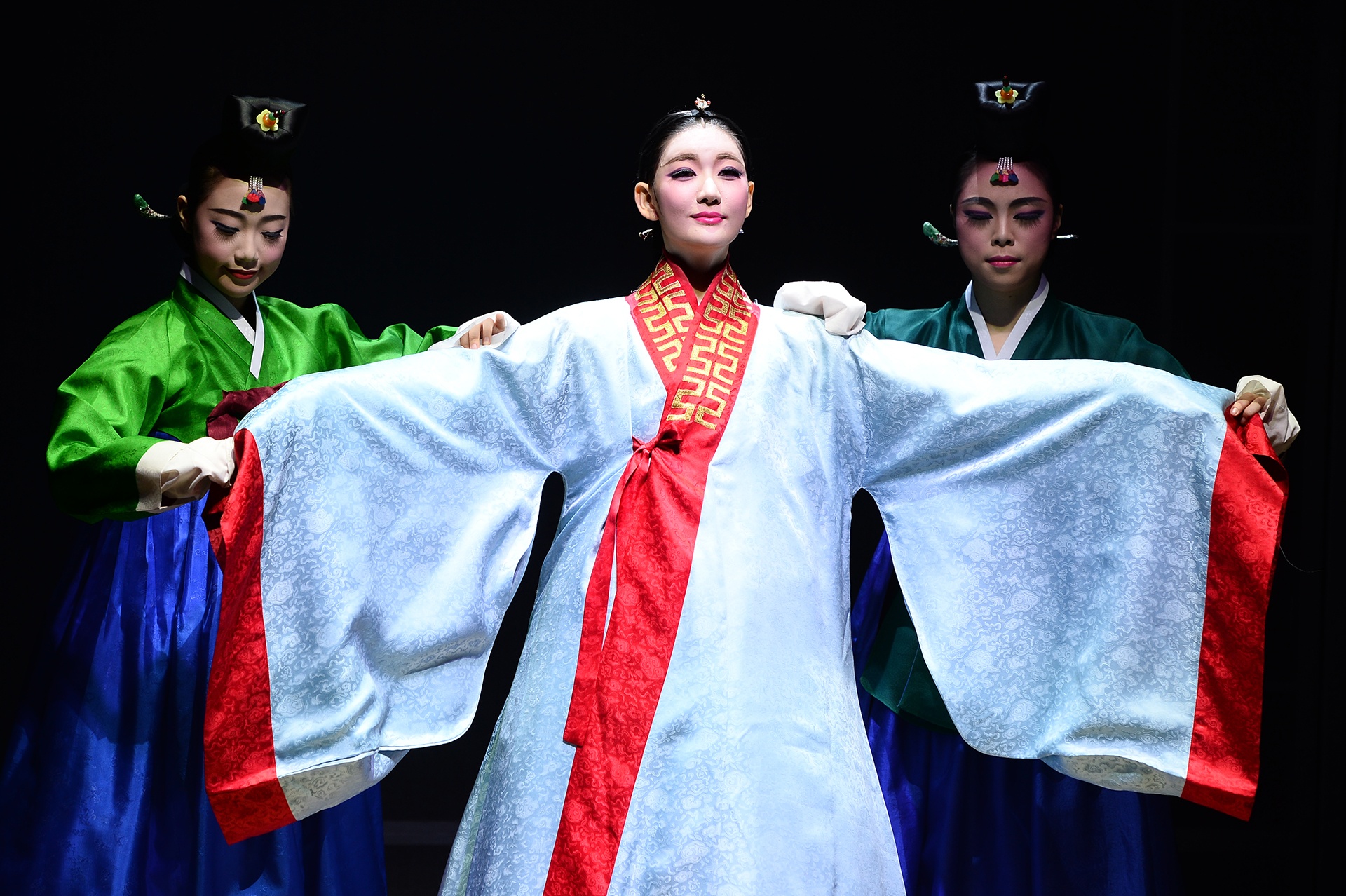 Nghi le thay trang phuc cua hoang hau Han Quoc hinh anh