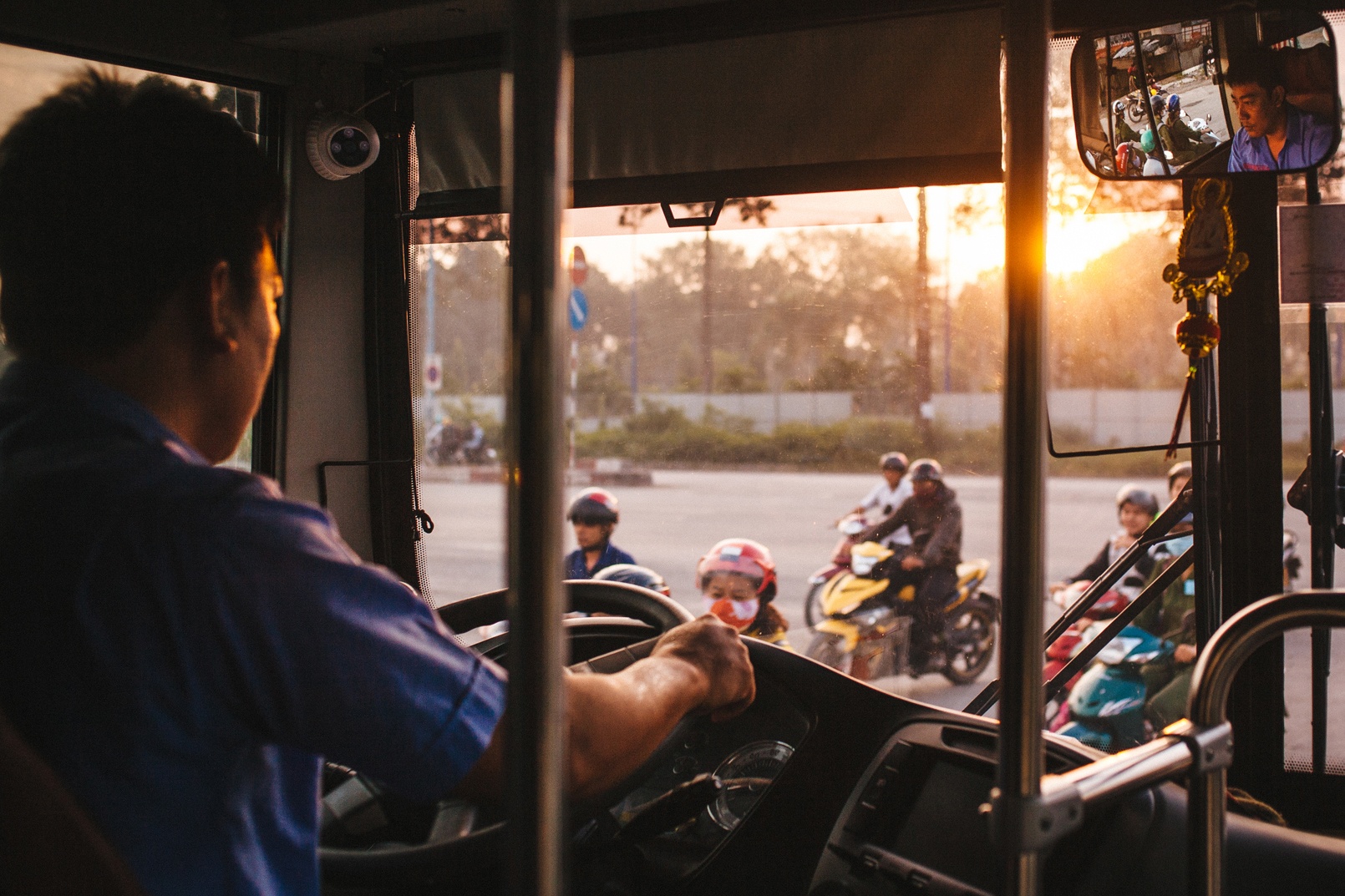 Nhung chuyen xe buyt tinh mo thuong nhat o Sai Gon hinh anh