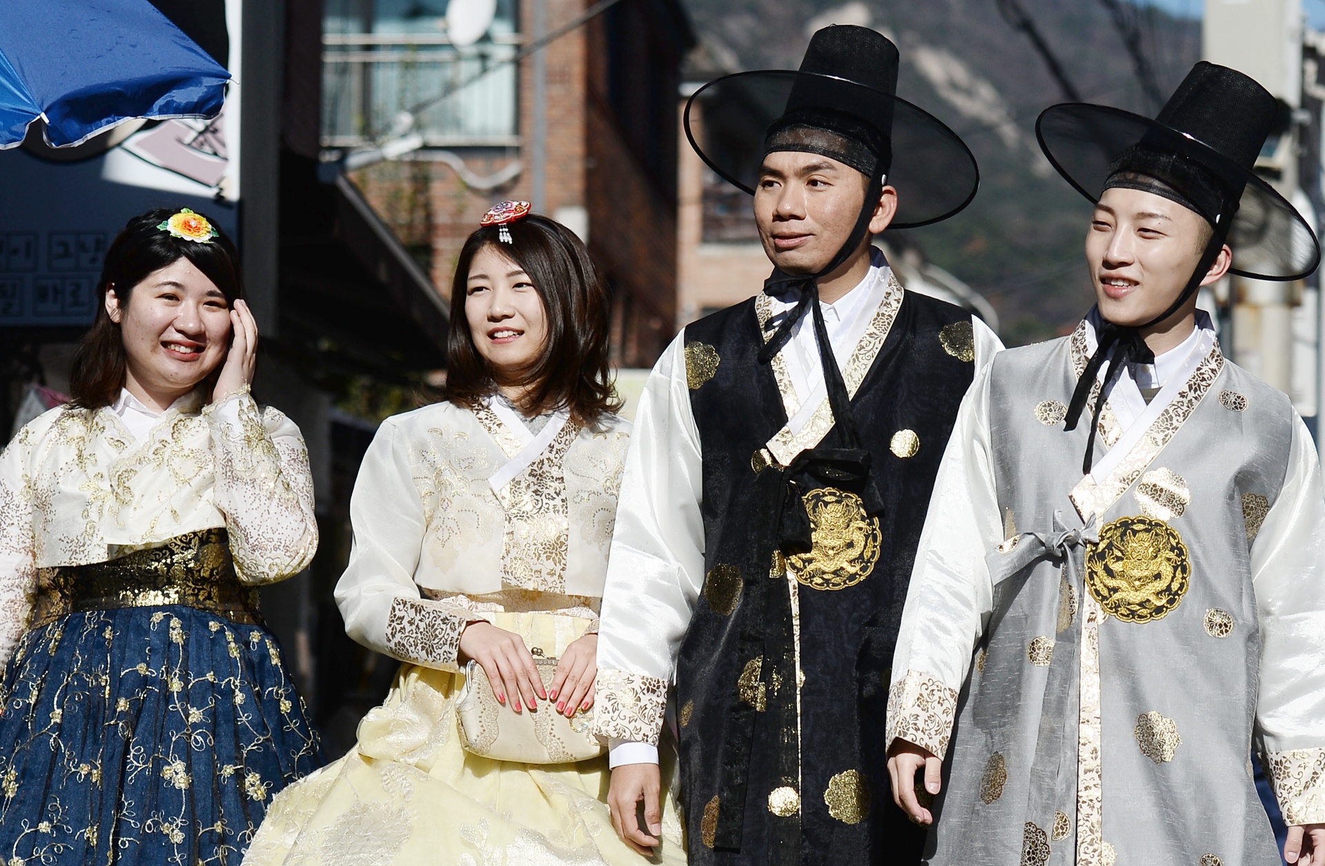 Du khach thue hanbok tung tang dao pho Seoul hinh anh