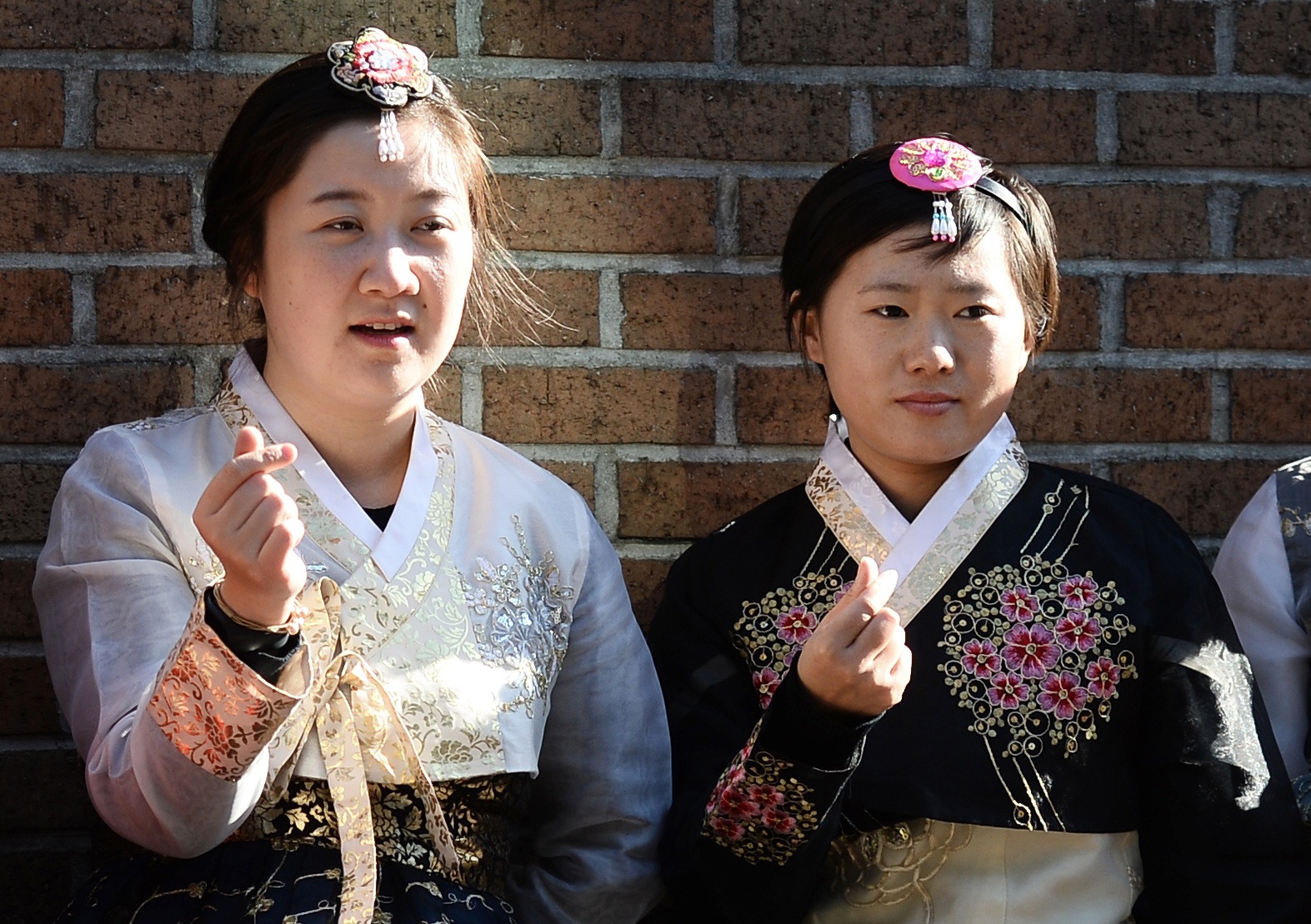 Du khach dao pho voi trang phuc hanbok hinh anh