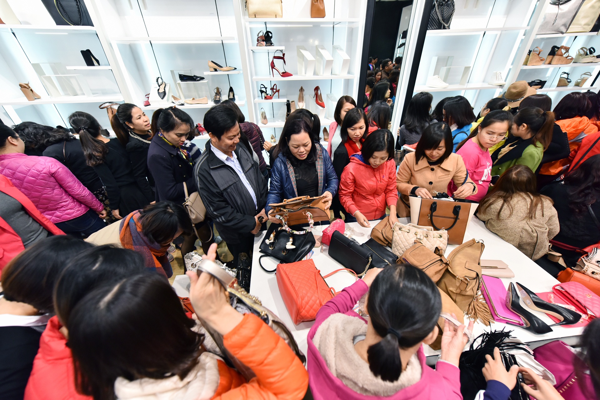 Black Friday ở Hà Nội, Sài Gòn ảnh 3 Black Friday o Ha Noi, Sai Gon anh 3