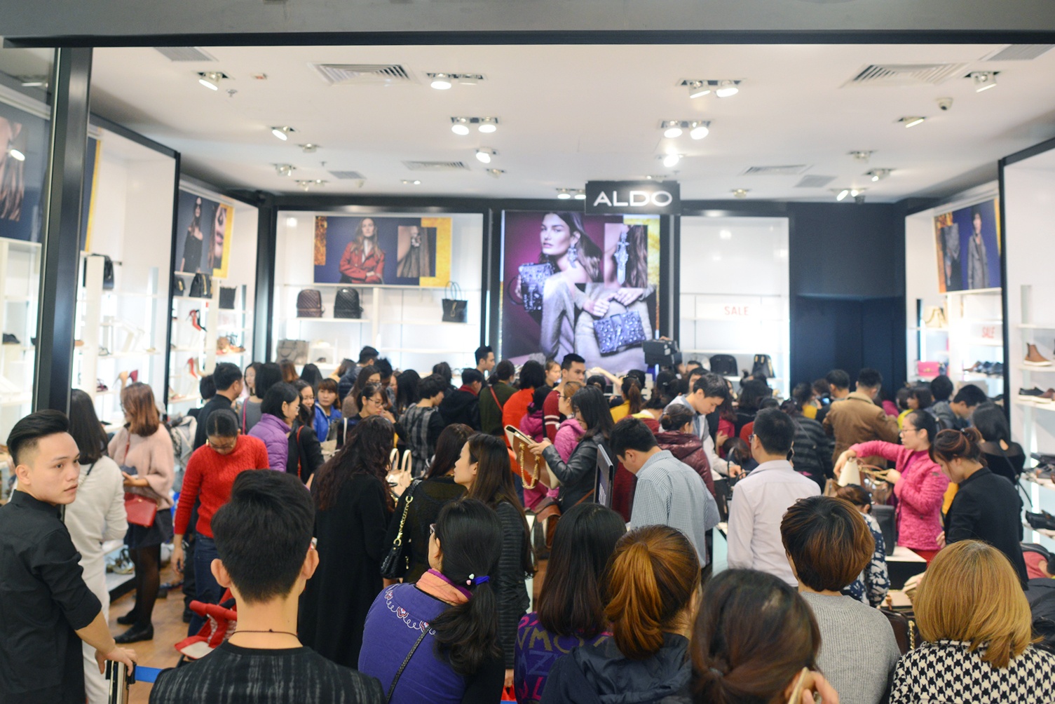 Black Friday ở Hà Nội, Sài Gòn ảnh 12 Black Friday o Ha Noi, Sai Gon anh 12