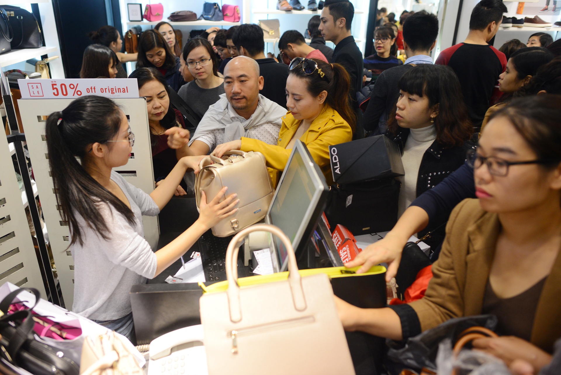 Black Friday ở Hà Nội, Sài Gòn ảnh 14 Black Friday o Ha Noi, Sai Gon anh 14