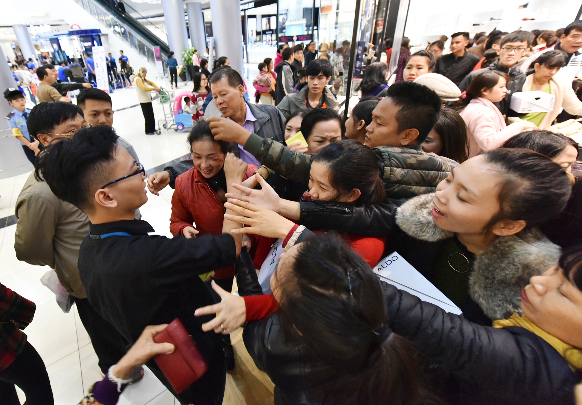 Black Friday ở Hà Nội, Sài Gòn ảnh 8 Black Friday o Ha Noi, Sai Gon anh 8