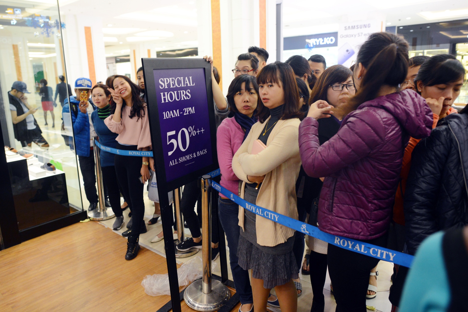 Chen lan o Vincom Pham Ngoc Thach mua hang ngay Black Friday hinh anh