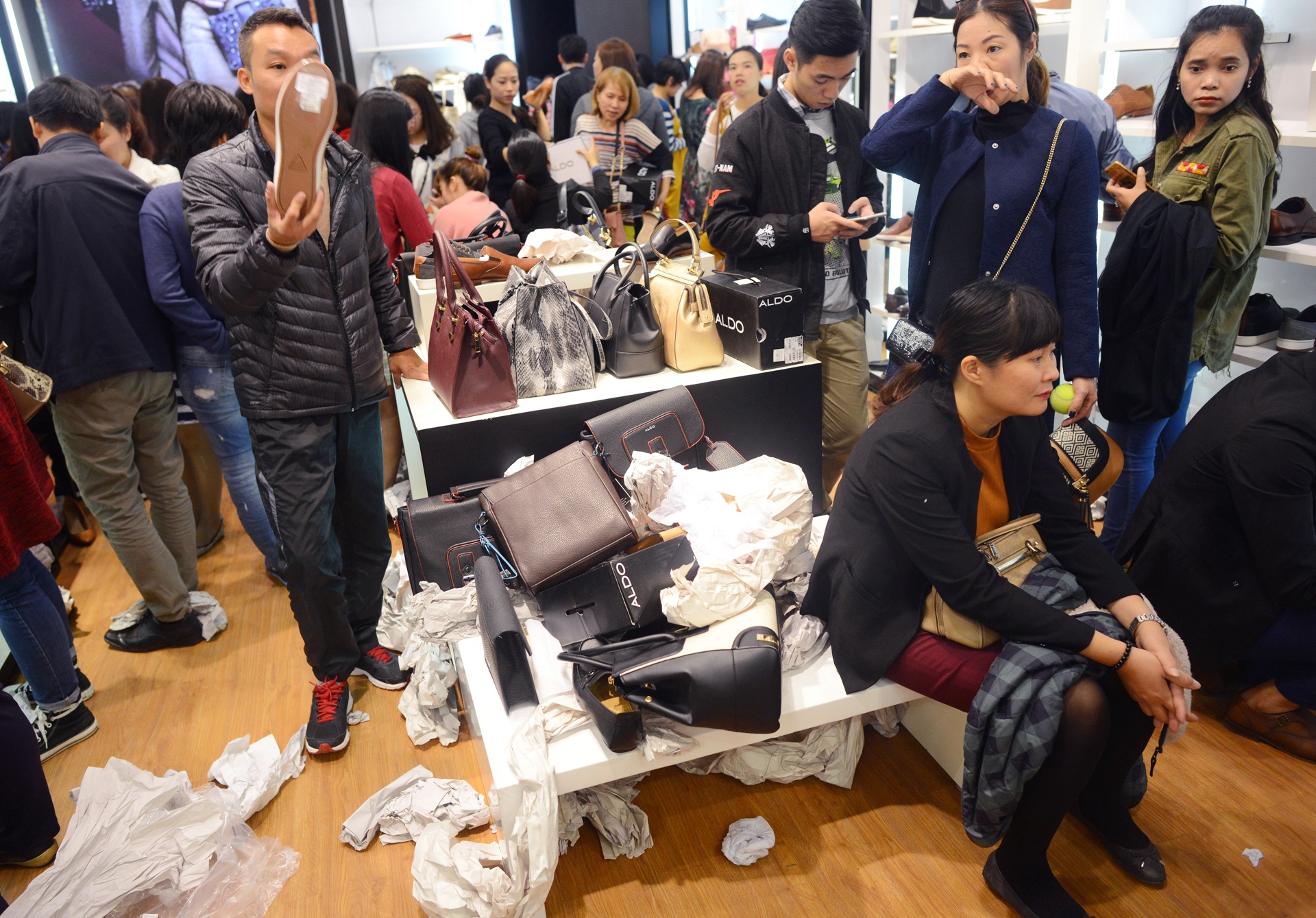 Black Friday ở Hà Nội, Sài Gòn ảnh 18 Black Friday o Ha Noi, Sai Gon anh 18