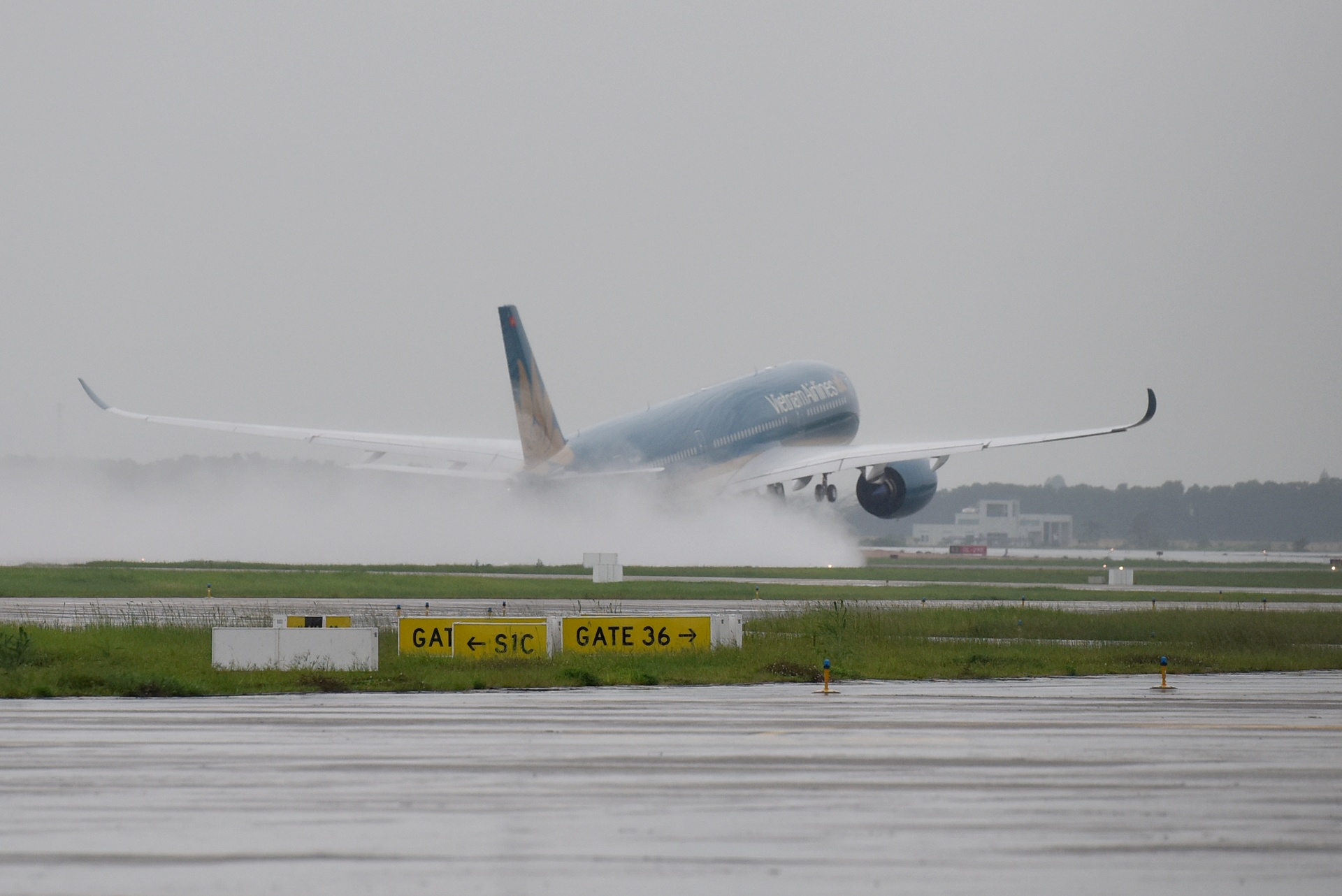 san bay tran ngap may bay anh 5