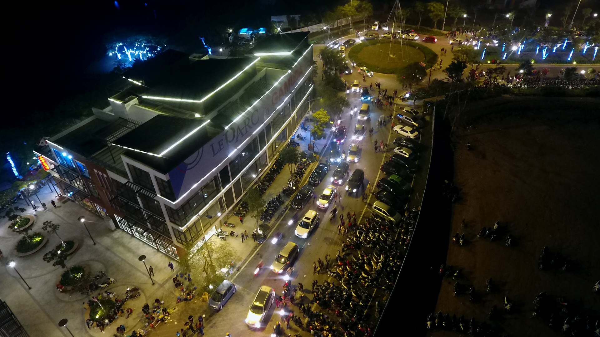 Le hoi den long khong lo o cong vien Yen So anh 1