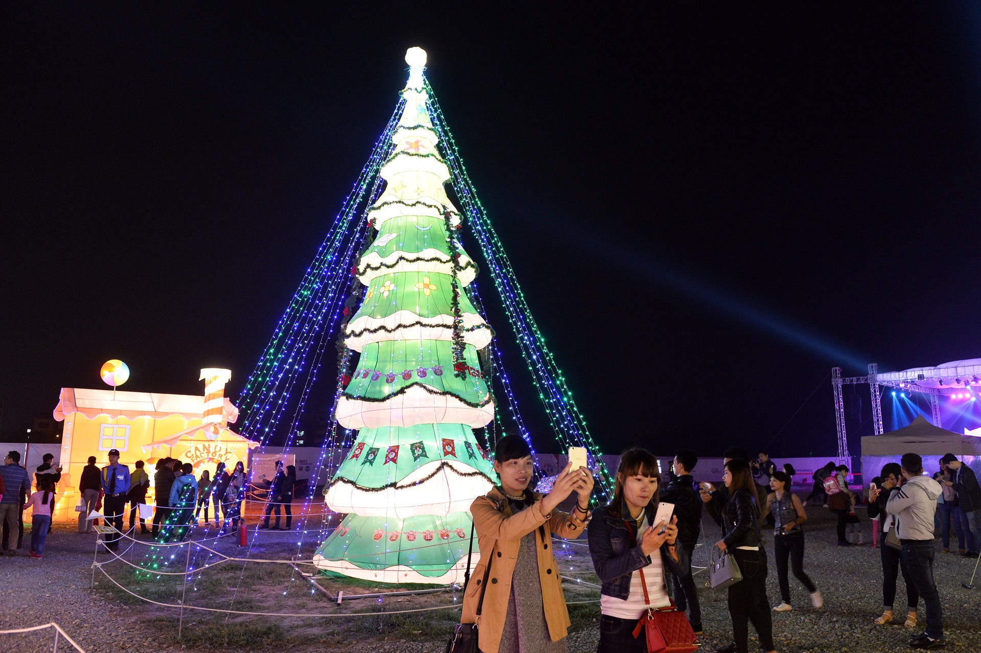 Le hoi den long khong lo o cong vien Yen So anh 11