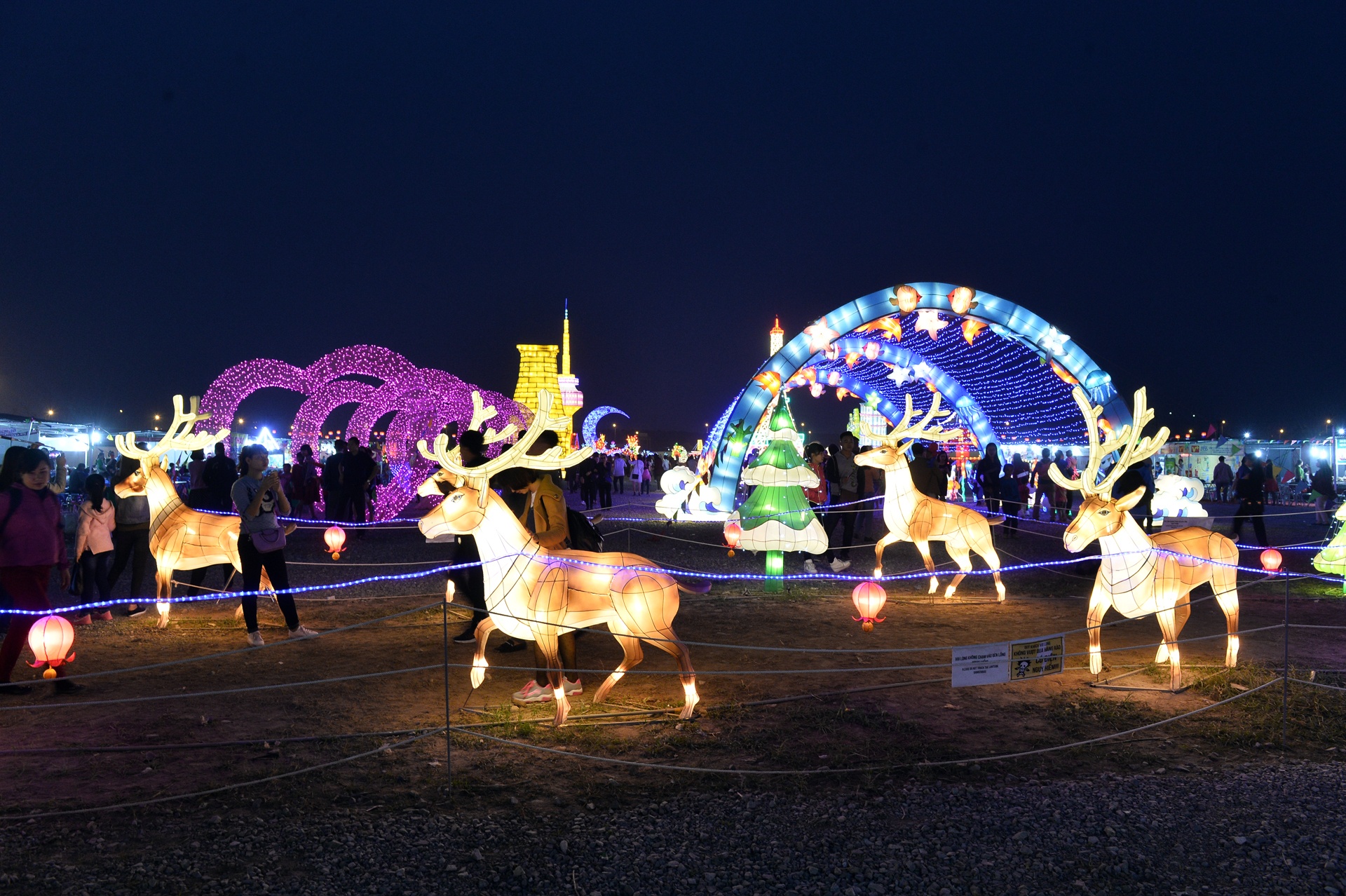 Le hoi den long khong lo o cong vien Yen So anh 12