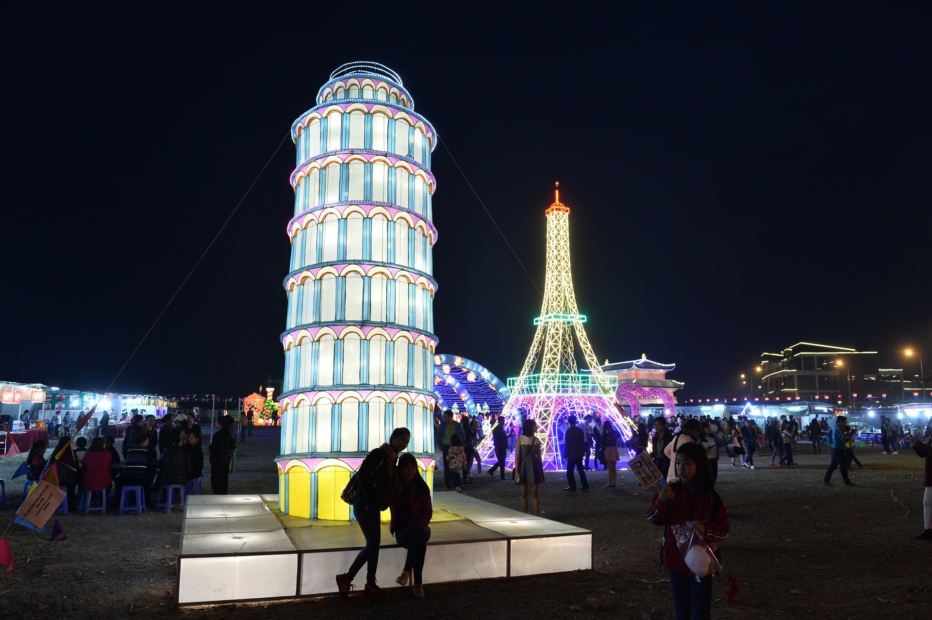 Le hoi den long khong lo o cong vien Yen So anh 14