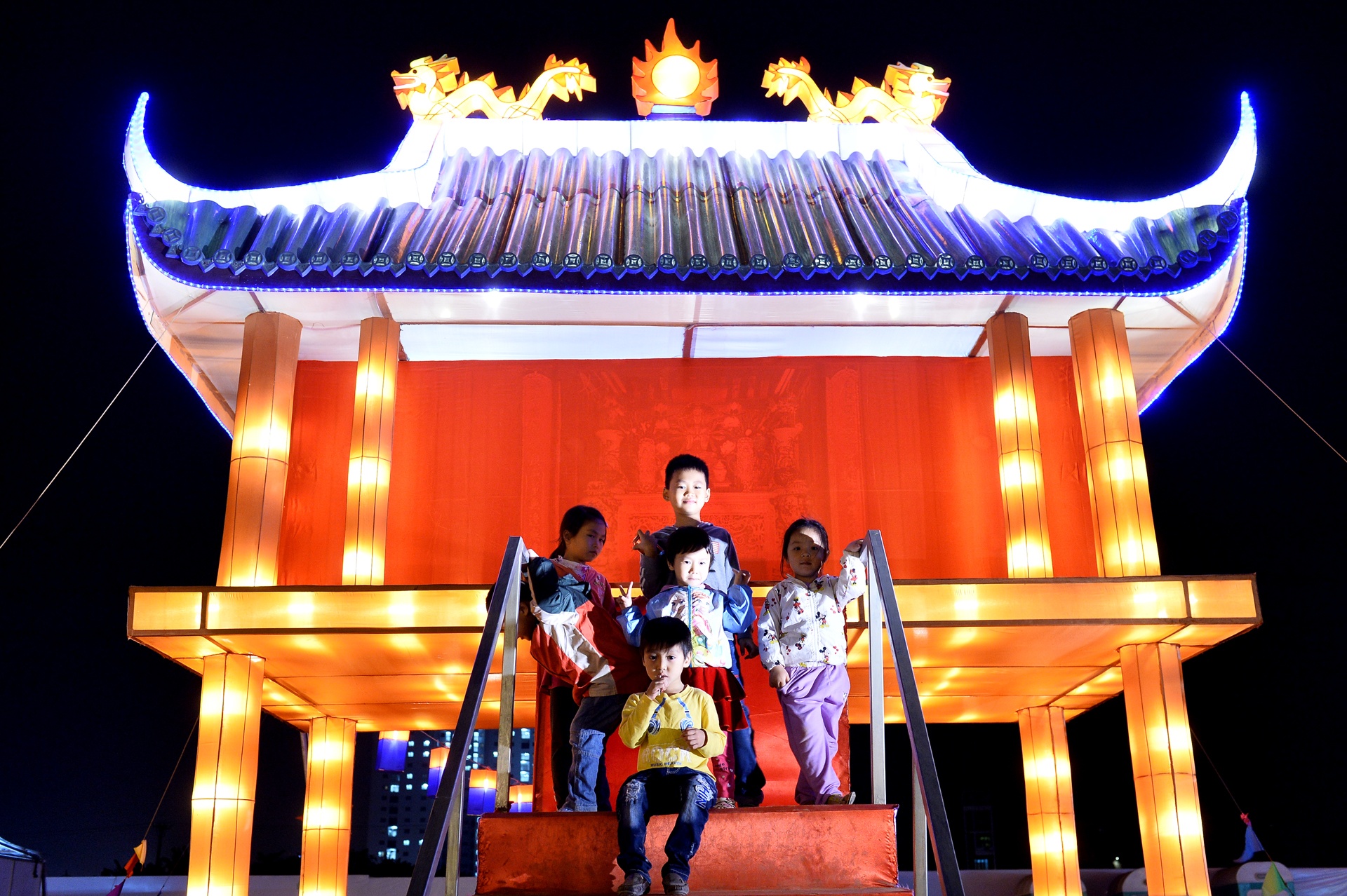 Le hoi den long khong lo o cong vien Yen So anh 16