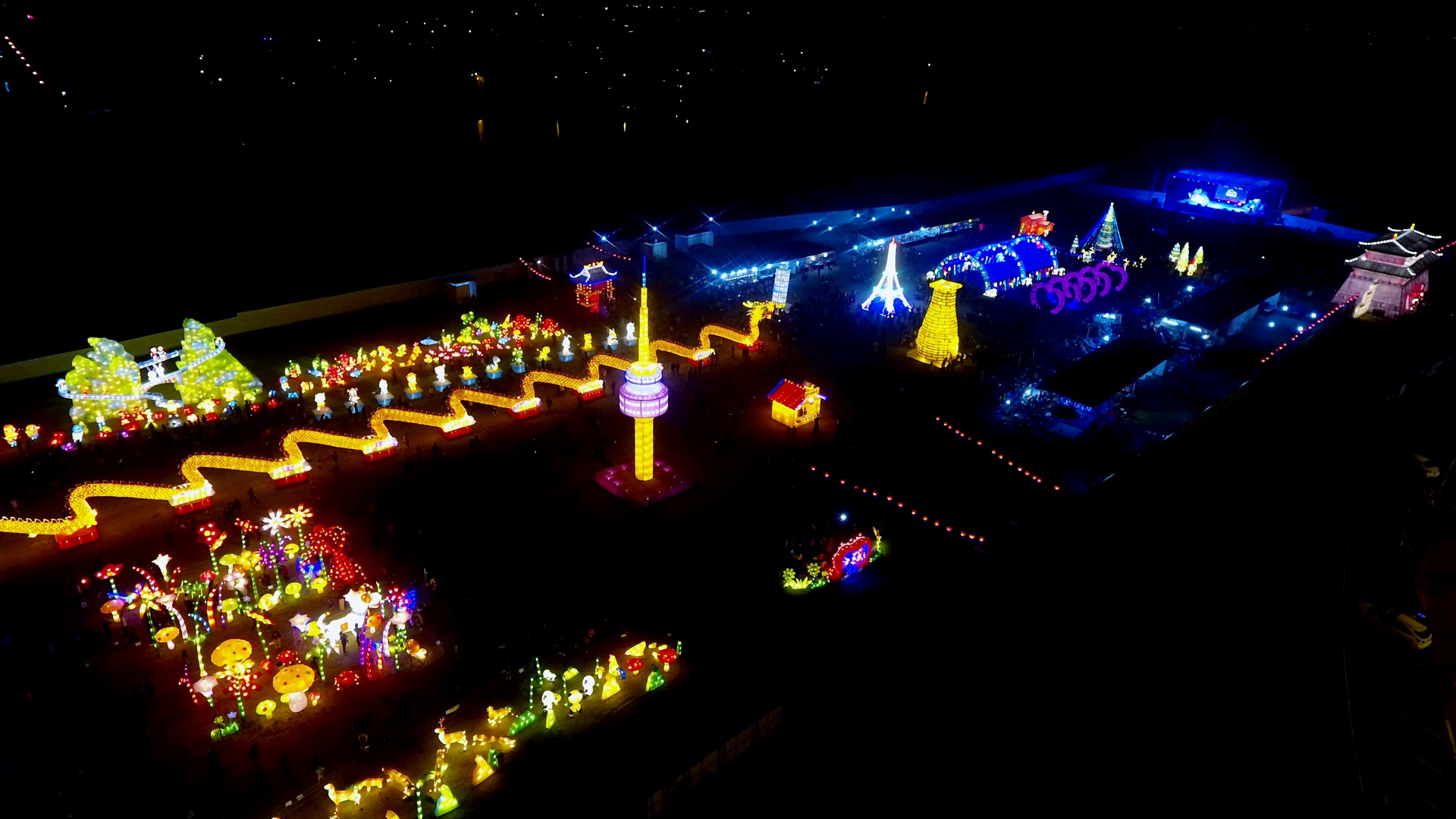 Le hoi den long khong lo o cong vien Yen So anh 2