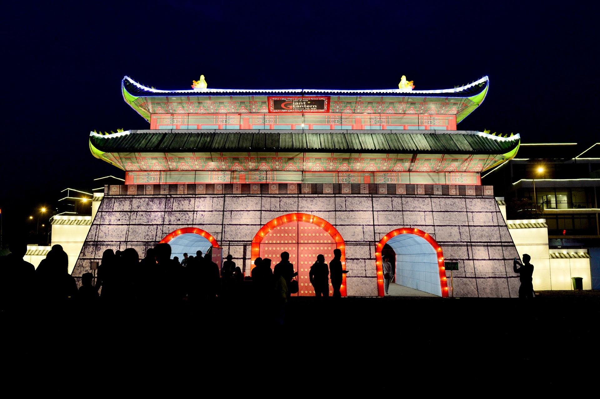 Le hoi den long khong lo o cong vien Yen So anh 3