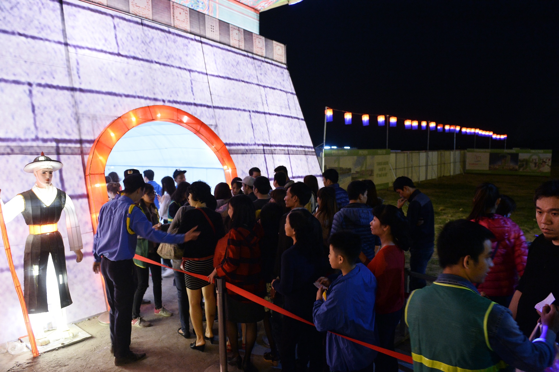 Le hoi den long khong lo o cong vien Yen So anh 4